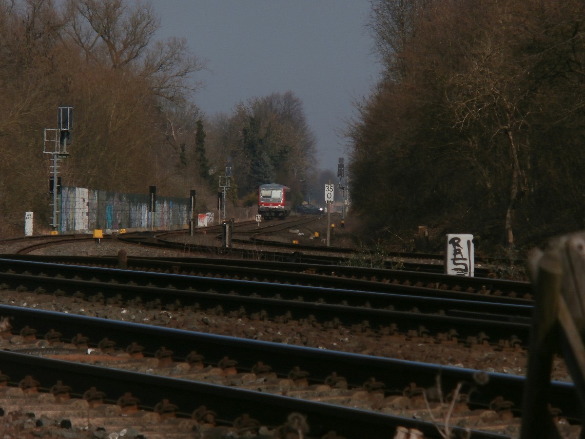 Blick Richtung Kapellen. RB38 kommt aus Neuss und hat soeben den Bahnübergang Noithausener Straße überquert und kommt auf den Bahnübergang Blumenstraße zu.
Gut sind die Luftschwingungen durch die Hitze zu sehen.
Auf den Stück vor dem Signal bis zum Bahnhof fahren die Züge der RB38 nur sehr langsam.
08.03.2014