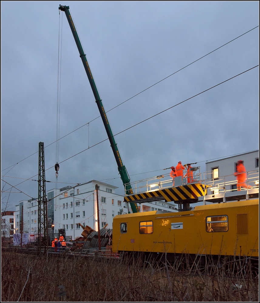 Blick Richtung Unfallstelle des umgestürzten Krans in Petershausen. An der Wiederherstellung der Oberleitung wird bereits parallel zu den Aufräumarbeiten neben dem Gleis gearbeitet. Konstanz, Februar 2017.