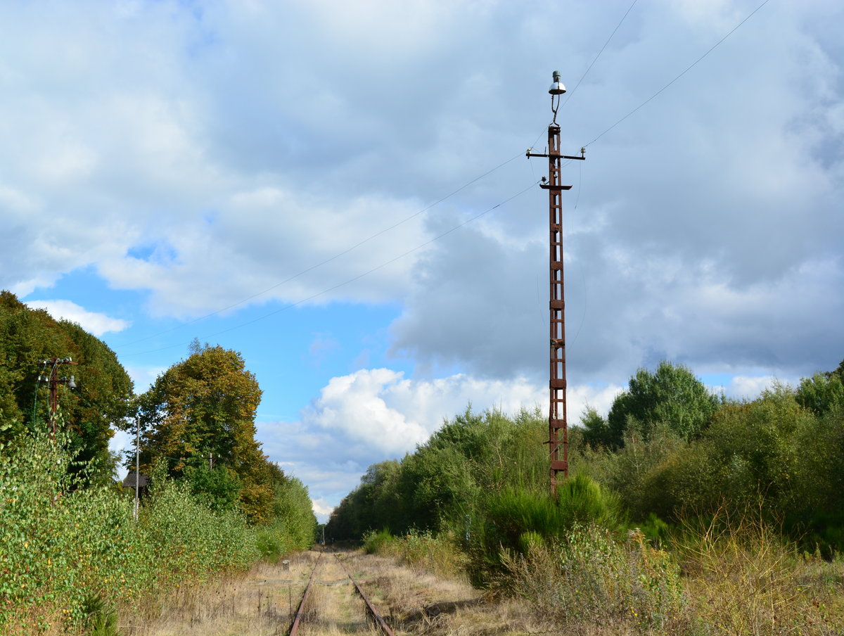 Blick in Richtung Walheim vom Bahnhof Raeren aus. Die Strecke ist betrieblich gesperrt wodurch keine Fahrten möglich sind.

Raeren 08.10.2016

