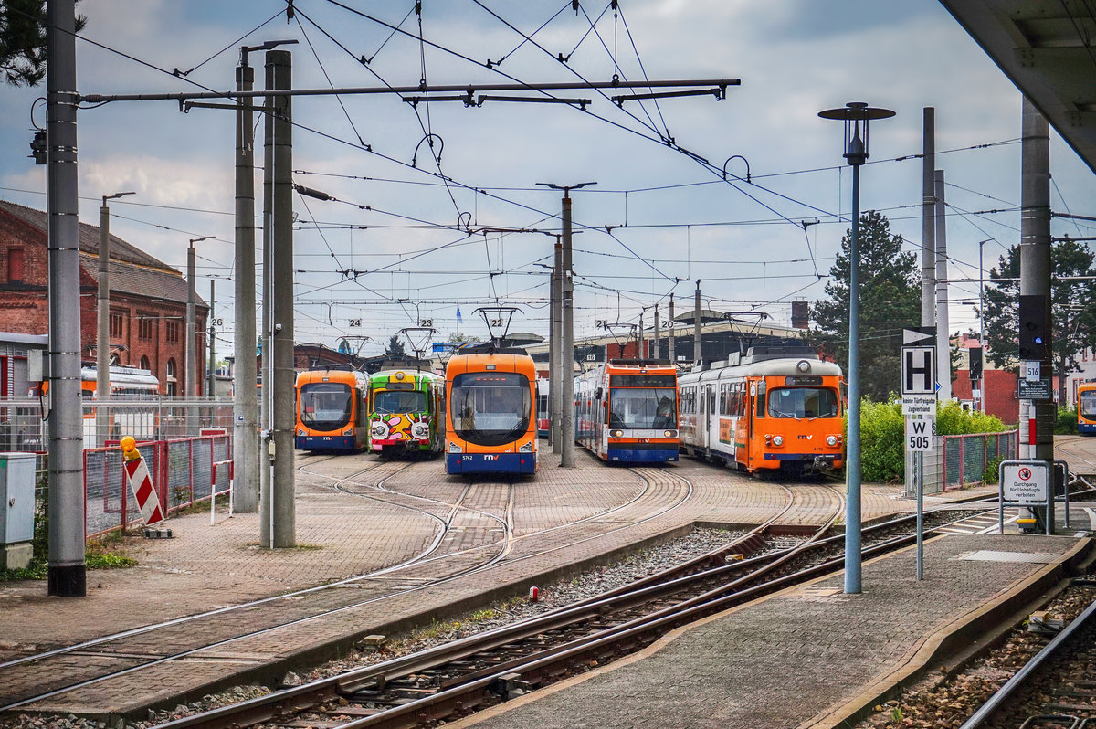 Blick in den rnv-Betriebshof beim Bahnhof Käfertal.
Aufgenommen am 14.4.2017.
