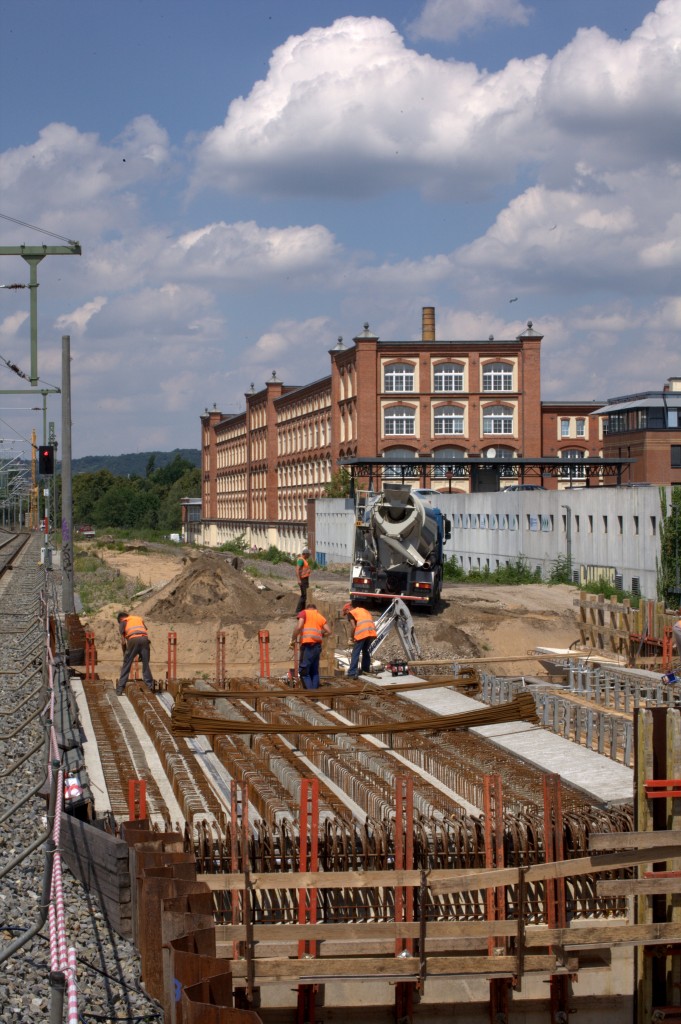 Blick vom S-Bahn - Interimsbahnsteig auf die neue Brücke Trachenberger Str. Eisenflechter bei der Arbeit. 02.07.2014  12:34 Uhr.