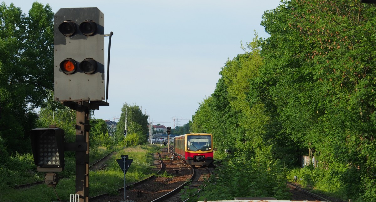 Blick vom S-Bahnhof Berlin-Nöldnerplatz Richtung Berlin-Lichtenberg mit einfahrender S75 nach Berlin-Westkreuz.

Berlin, der 24.05.2014