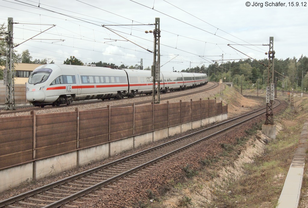 Blick vom S-Bahnhof Nürnberg-Fischbach auf die parallelen Ferngleise mit einem ICE nach München.
