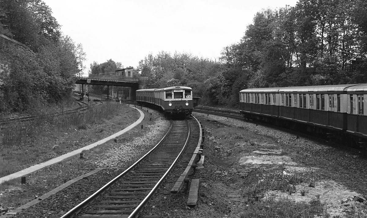 Blick vom S-Bahnsteig Humboldthain auf die Ausfahrt des ehemaligen Berliner Nordbahnhofs (Stettiner Bahnhof). Mai 1988.