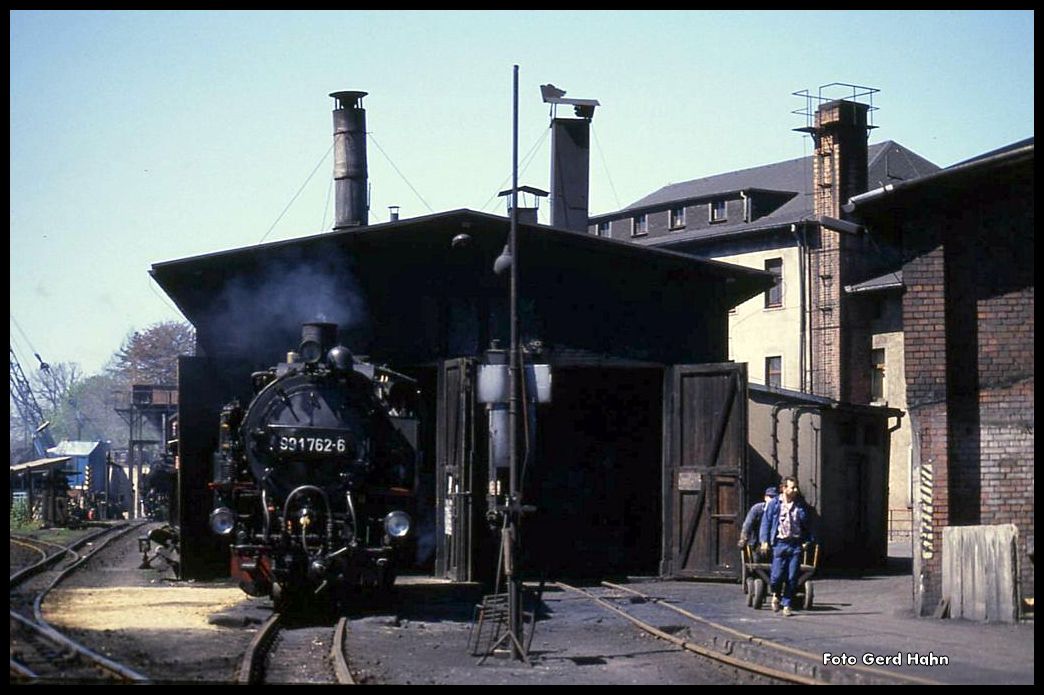 Blick in das Schmalspur BW Zittau am 2.5.1990: 991762 wartet angeheizt auf den nächsten Einsatz.
