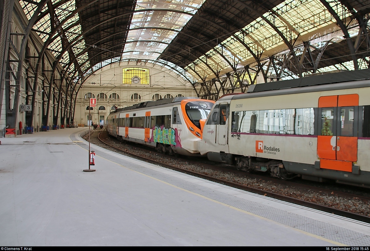 Blick in die schöne Bahnhofshalle der Estació de França (Bahnhof Barcelona-França) (E) auf Bahnsteig 3.
[18.9.2018 | 15:45 Uhr]