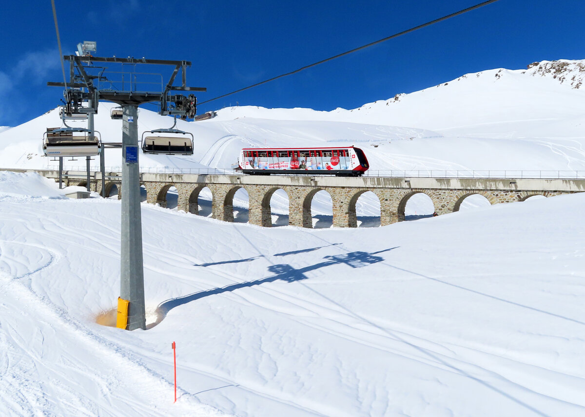 Blick vom Sessellift auf die Parsennbahn zwischen den Stationen Höhenweg und Weissfluhjoch. Davos, 11.03.2020