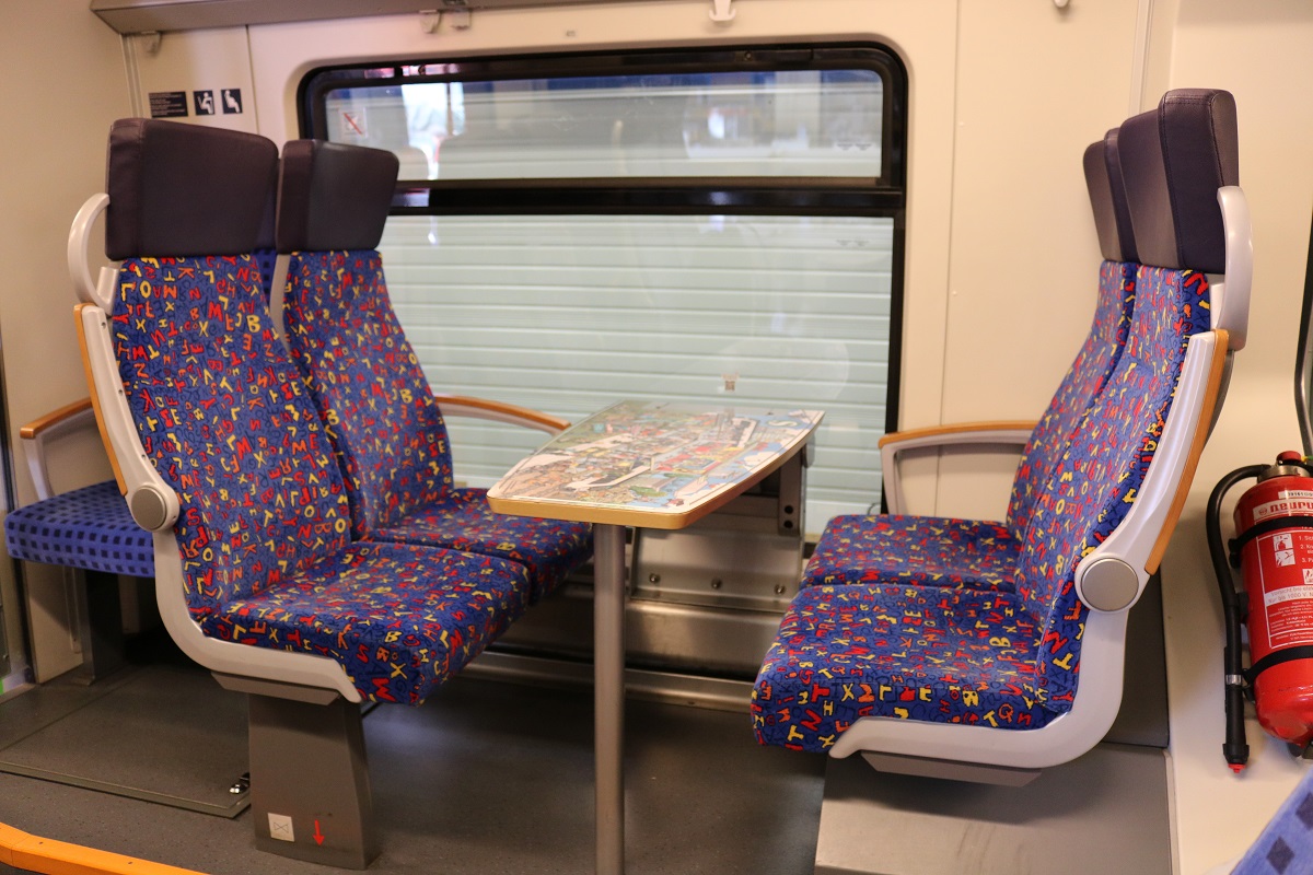 Blick die sogenannte  Kinderspielecke  in 1442 214 (Bombardier Talent 2) der S-Bahn Mitteldeutschland (DB Regio Südost), die im Betrieb jedoch oft von Menschen jeden Alters aufgrund des begehrten Tisches zweckentfremdet wird. Der Triebwagen stand in der neuen Werkstatt von DB Regio Südost (Bw Halle) anlässlich des jährlichen Sommerfests des DB Museums Halle (Saale). [26.8.2017 - 15:25 Uhr]