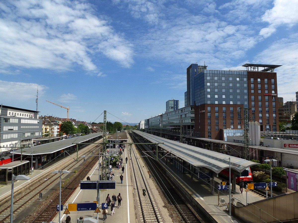 Blick von der Stadtbahnbrcke auf den Freiburger Hauptbahnhof, Mai 2014