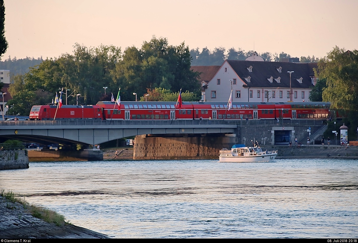 Blick vom Stadtgarten auf die Alte Rheinbrücke in Konstanz, während 146 2?? von DB Regio-Baden-Württemberg als RE 4271 von Karlsruhe Hbf auf der Bahnstrecke Basel Bad Bf–Konstanz (Hochrheinbahn | KBS 720) seinem Endbahnhof entgegen strebt.
[8.7.2018 | 20:18 Uhr]