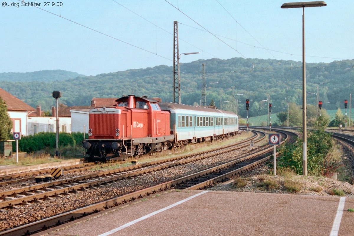 Blick vom Steinacher Bahnsteig nach Süden Richtung Frankenhöhe: Die Cargo-Lok 212 294 fuhr am 27.9.00 mit einer Regionalbahn aus Neustadt (A) auf Gleis 1 ein.