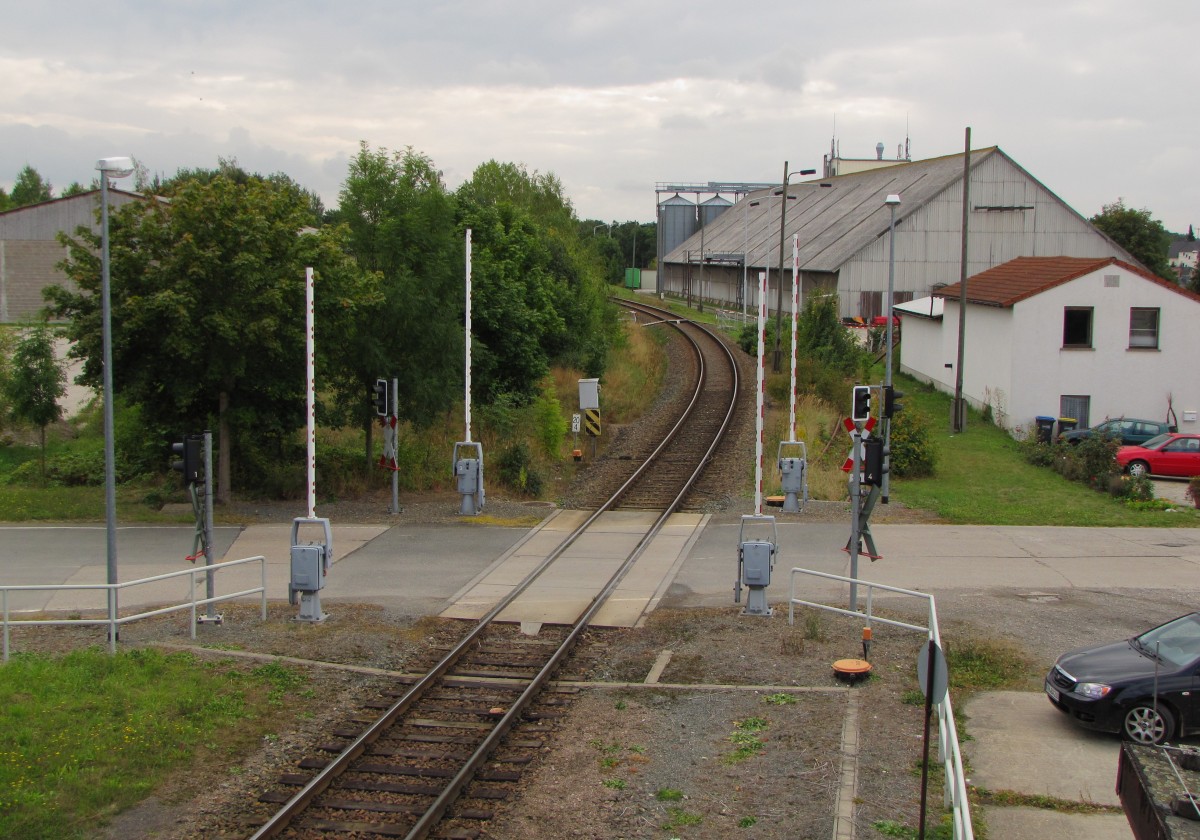 Blick vom Stellwerk SAGO 9 in Großenstein auf den dortigen Bahnübergang am 12.09.2013. 