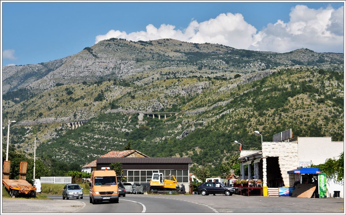 Blick von der Strasse hinauf zu den Kunstbauten der Bahn bei Bioče an der Hauptstrecke nach Belgrad. (02.08.2016) 