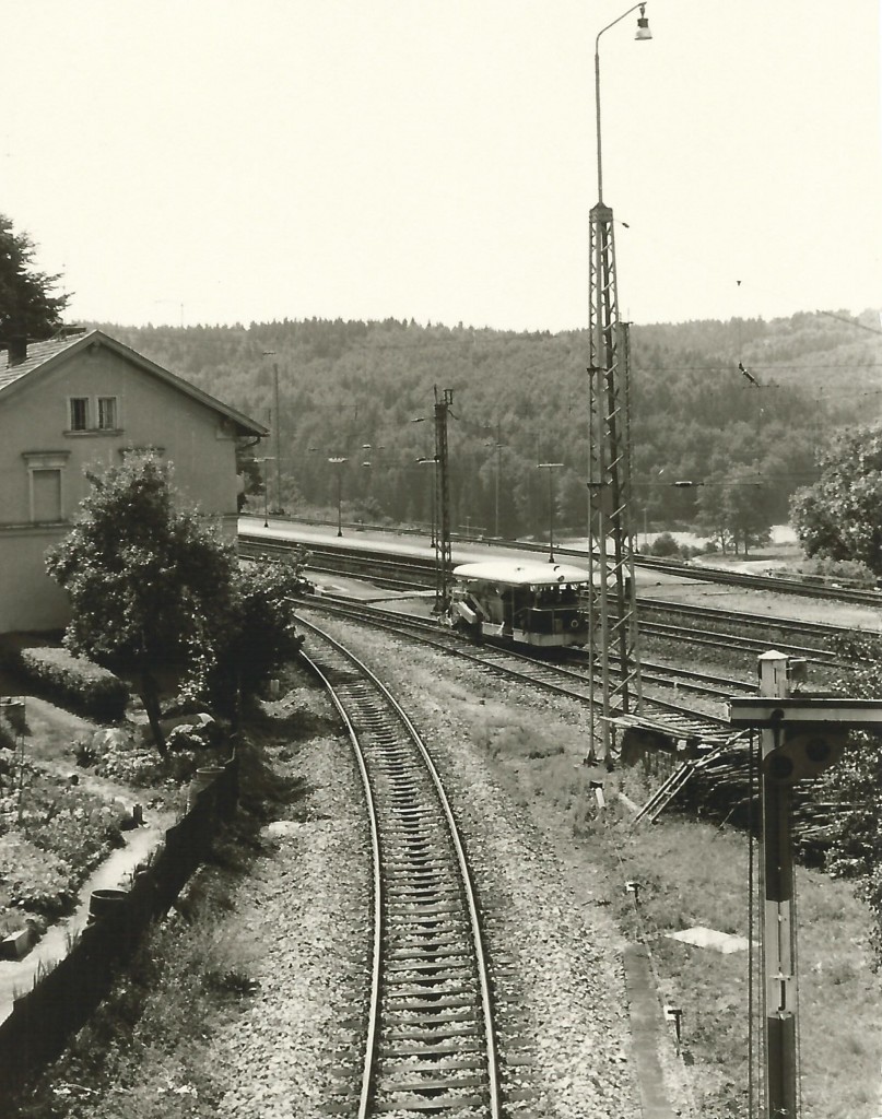 Blick von der Straßenbrücke mit der Einfahrt der Nebenbahn Eichstätt Stadt in den Bahnhof Eichstätt Bahnhof. Kann mir vielleicht irgendjemand helfen, um was für ein Gefährt es sich hier handelt. Die Aufnahme entstand im Jahr 1966 von meinem Vater Franz Bauch. Das Gebäude links im Bild wurde auch schon abgerissen und durch einen Parkplatz ersetzt.