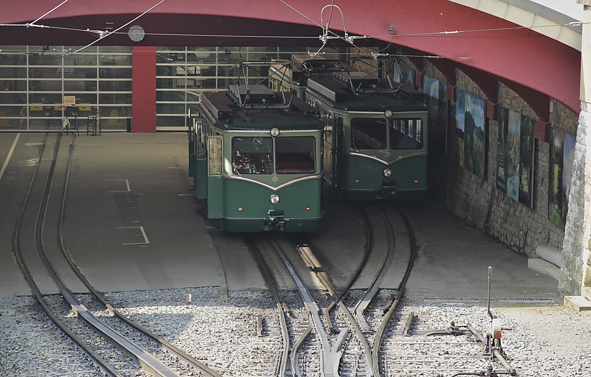 Blick in die Talstation der Drachenfelsbahn am 22.07.2021: In der Mitte wartet ET 4 (Rastatt/BBC 6100/1959) auf Fahrgäste, daneben zwei baugleiche Triebwagen. Interessant die Weiche im Vordergrund.