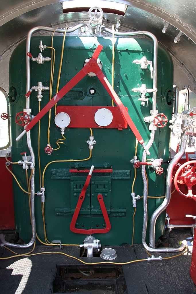 Blick vom Tender in den Führerstand der 274 (2'C1'-h3, Hanomag, Bauj. 1928, Fab.Nr. 10614) welche als Denkmal neben dem Aufnahmsgebäude der Sila At Station aufgestellt ist. Bild vom 19.Mai 2018.