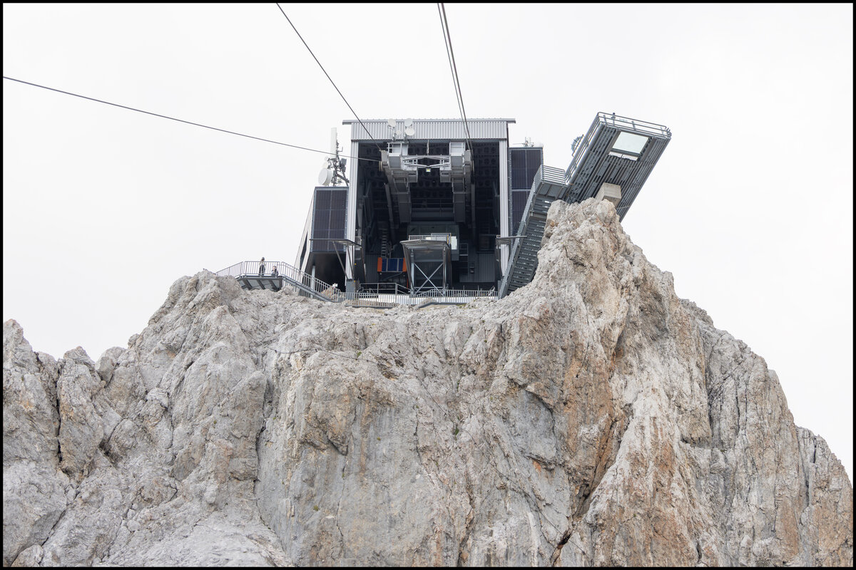 Blick von der Terrassengondel auf die Bergstation der Dachsteins�dwandbahn . 28.07.2026
