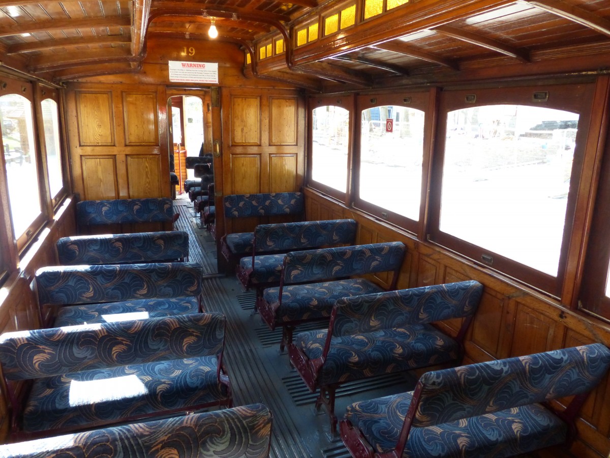 Blick in den Triebwagen Nr. 19: Beim Richtungswechsel werden die Lehnen so umgeklappt, dass man immer in Fahrtrichtung sitzt. Holzverkleidung, gelbe Oberlichter und schummrige Glühbirnen geben einen guten Eindruck des Eisenbahnverkehrs der ersten Jahre. Das Fahrzeug stammt aus dem Jahre 1899. 21.3.2015, Laxey