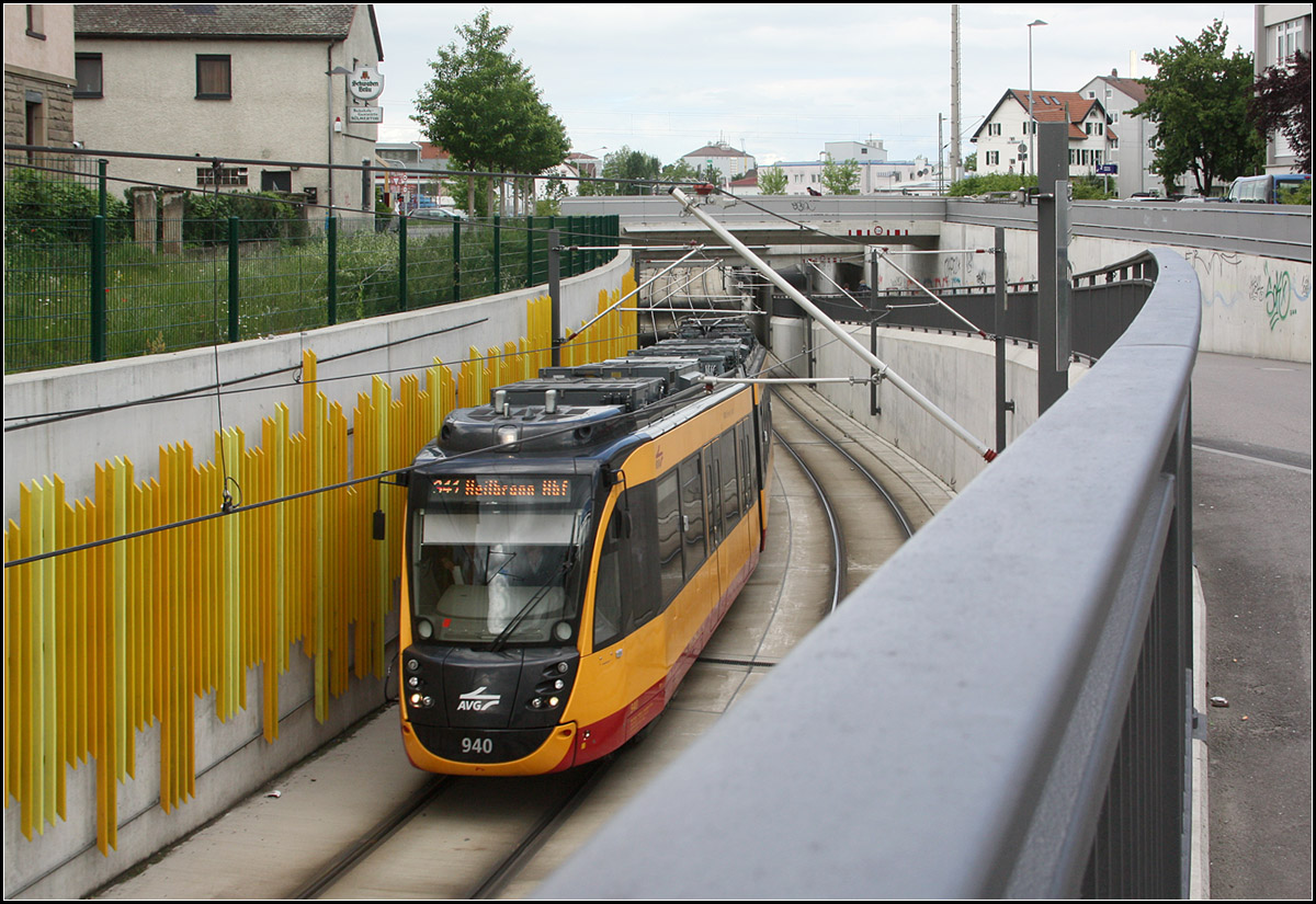 Blick in das Trogbauwerk -

Im Hintergrund die im Vergleich zur Strecke nach Schwäbisch Hall-Hessental etwas tiefer liegende Brücke der Strecke Heilbronn - Neckarsulm. Neben der Stadtbahnstrecke wurde auch ein Fuß- und Radfahrweg unter den Bahnstrecken hindurch geführt.

31.05.2016 (M)