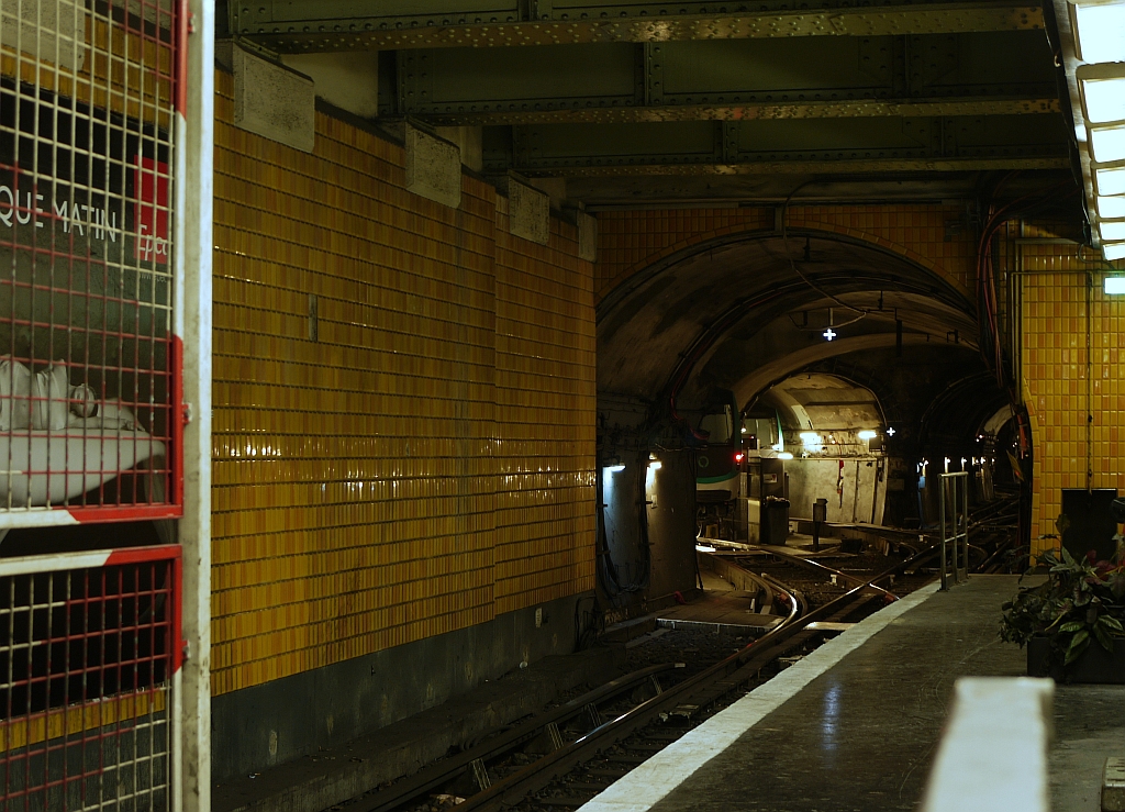 Blick in den Tunnel mit Abstellanlage und Wendeschleife an der Pariser Metrostation  Nation . 16.1.2014