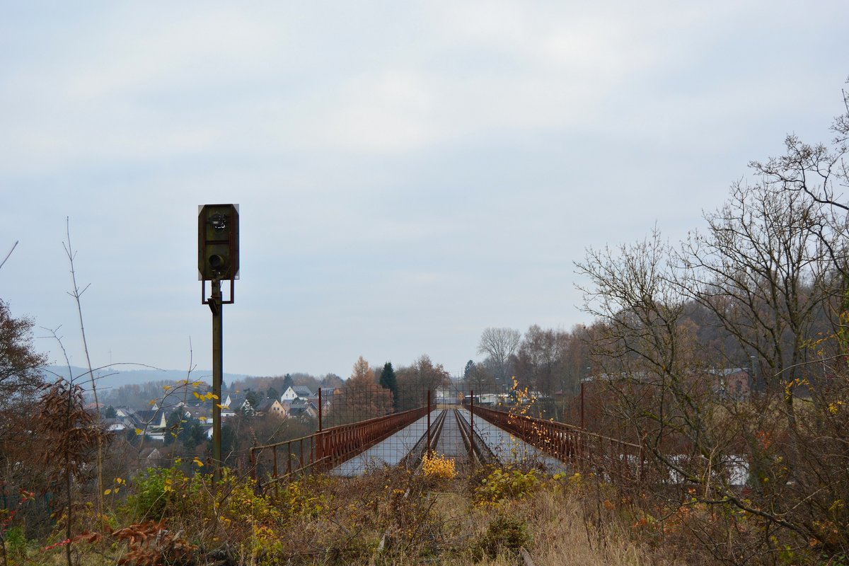 Blick über die 1906 errichtete Hülsbachtalbrücke in Westerburg. Hier führte bis zum 31. Mai 1981 die Westerwaldquerbahn Herborn - Montabauer. Heute ruht die Strecke.

Westerburg 26.11.2016
