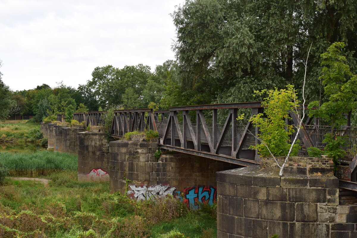 Blick über die alte Brücke der Verbindung Magdeburg Buckau - Biederitz über die alte Elbe.

Magdeburg 03.08.2021