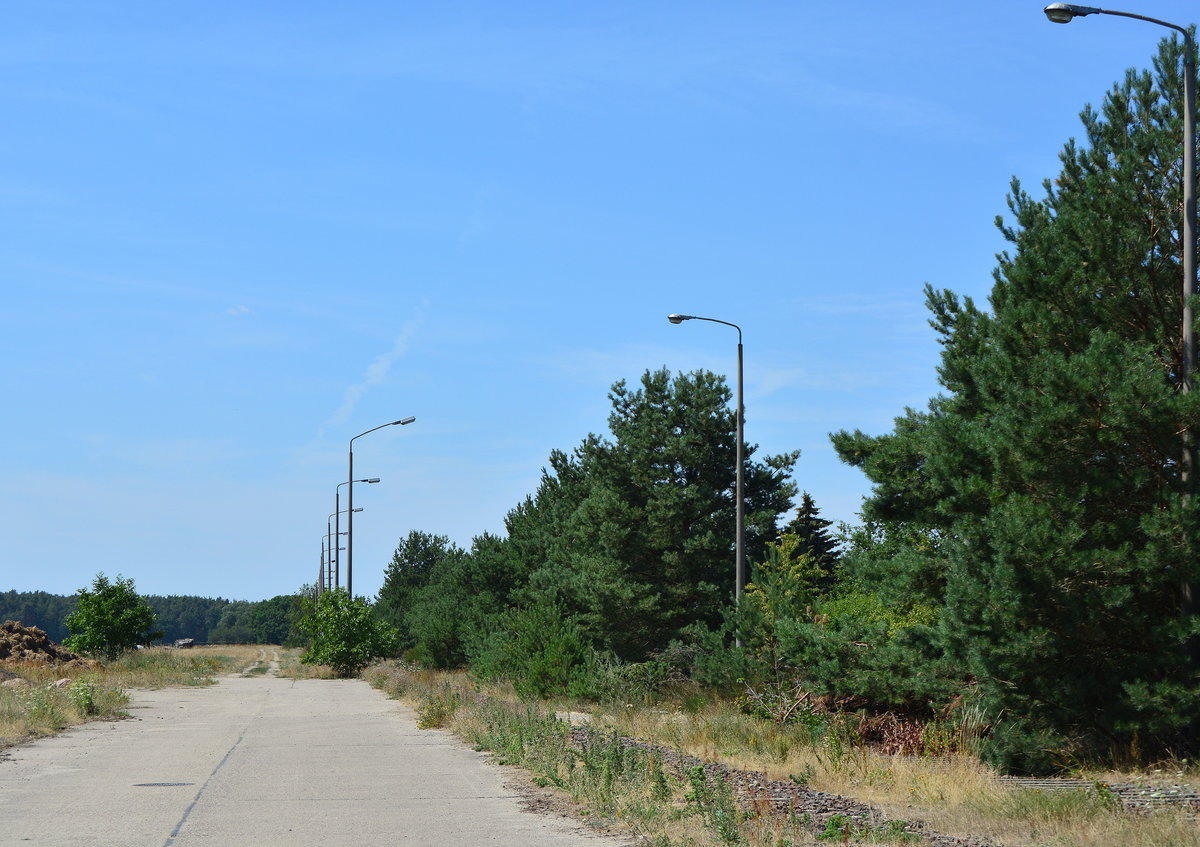 Blick über die alte Ladestraße und dem Anschlussgleis er NVA in Nedlitz.

Nedlitz 26.07.2018