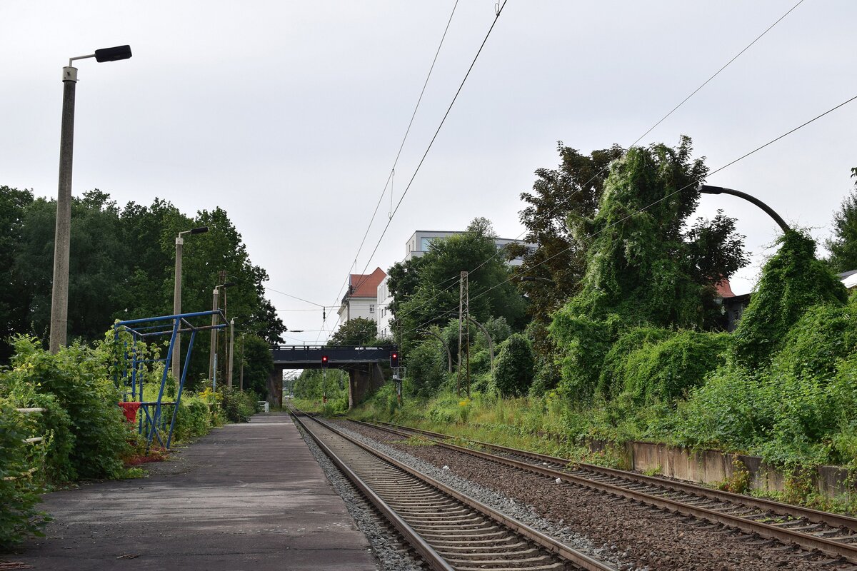 Blick über den alten Bahnsteig sowie den ehemaligen Bansteig auf Gleis 2 in Markkleeberg West. Die Strecke Plagwitz - Markkleeberg wird planmäßig nicht mehr vin der S-Bahn befahren. Blick in Richtung Markkleeberg. Der Halt wurde 2002 gestrichen. Der Bahnsteig ist frei und öffentlich noch zugänglich.

Leipzig 09.08.2021