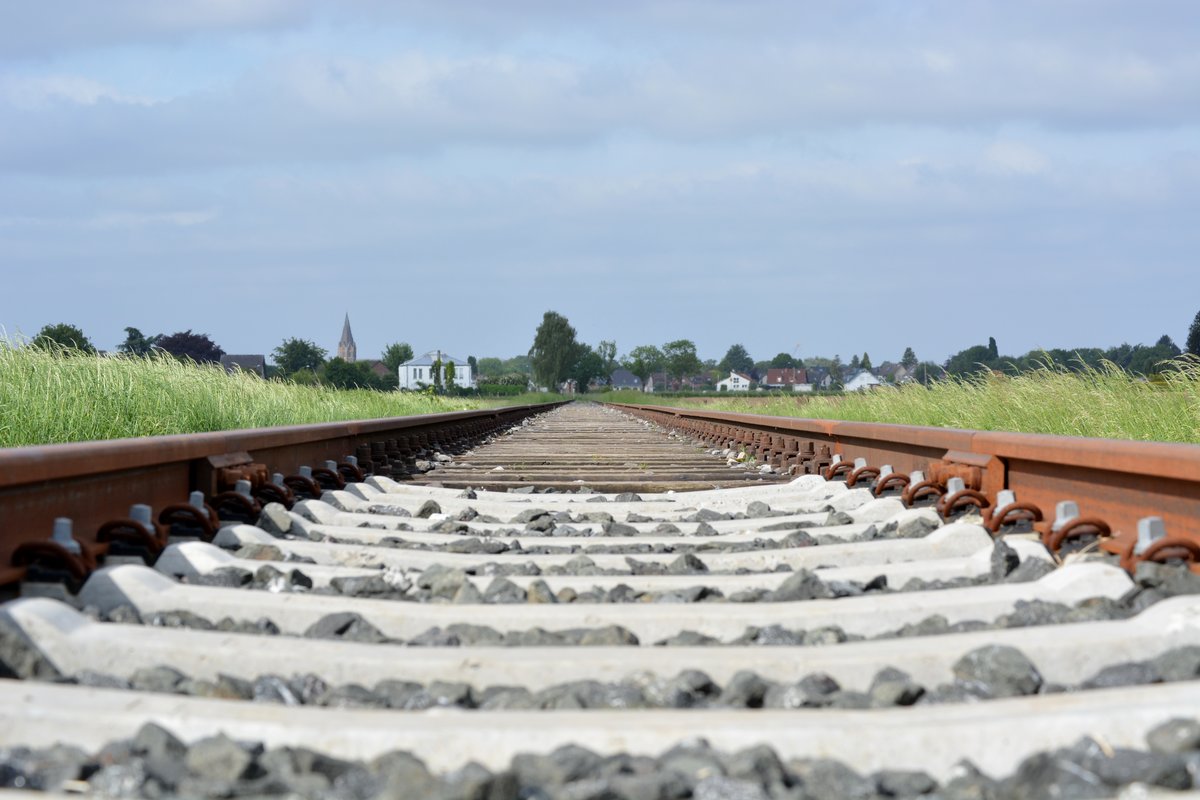 Blick über das Anschlussgleis zur Ayrshire-Kaserne in Mönchengladbach Holt.
Das Bild wurde von einem Bahnübergang aus gemacht.

Mönchengladbach 18.05.2018