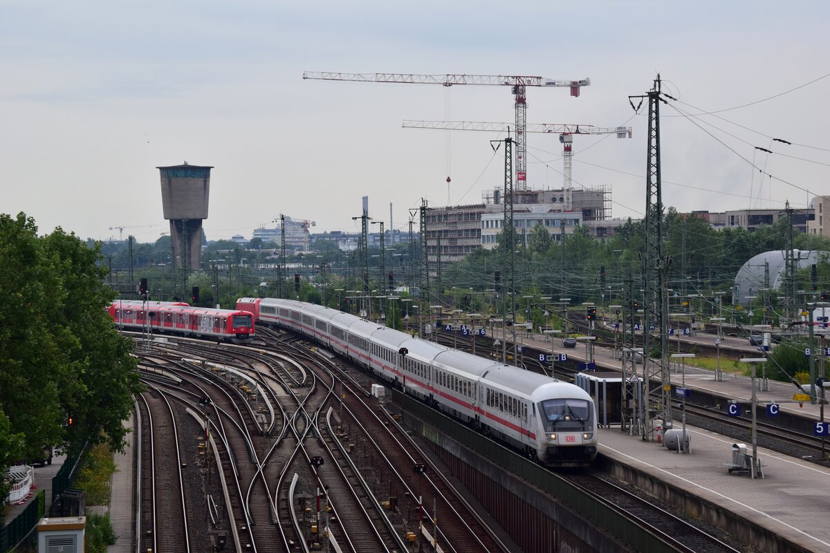 Blick über den Bahnhof Altona und einen einfahrenden IC.

Hamburg 26.07.2021