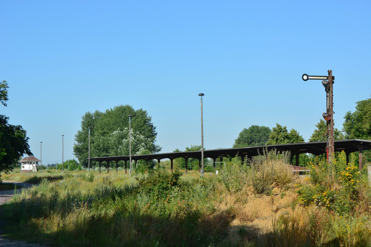 Blick über den Bahnhof Blumenberg. Einst ein Knotenpunkt mit 4 Strecken dient Blumenberg heute lediglich der Zugkreuzung. Mit der Streckenertüchtigung auf 120km/h 2021 werden die Bahnsteige abgerissen und der Bahnhof auf ESTW umgebaut. 

Blumenberg 25.07.2019