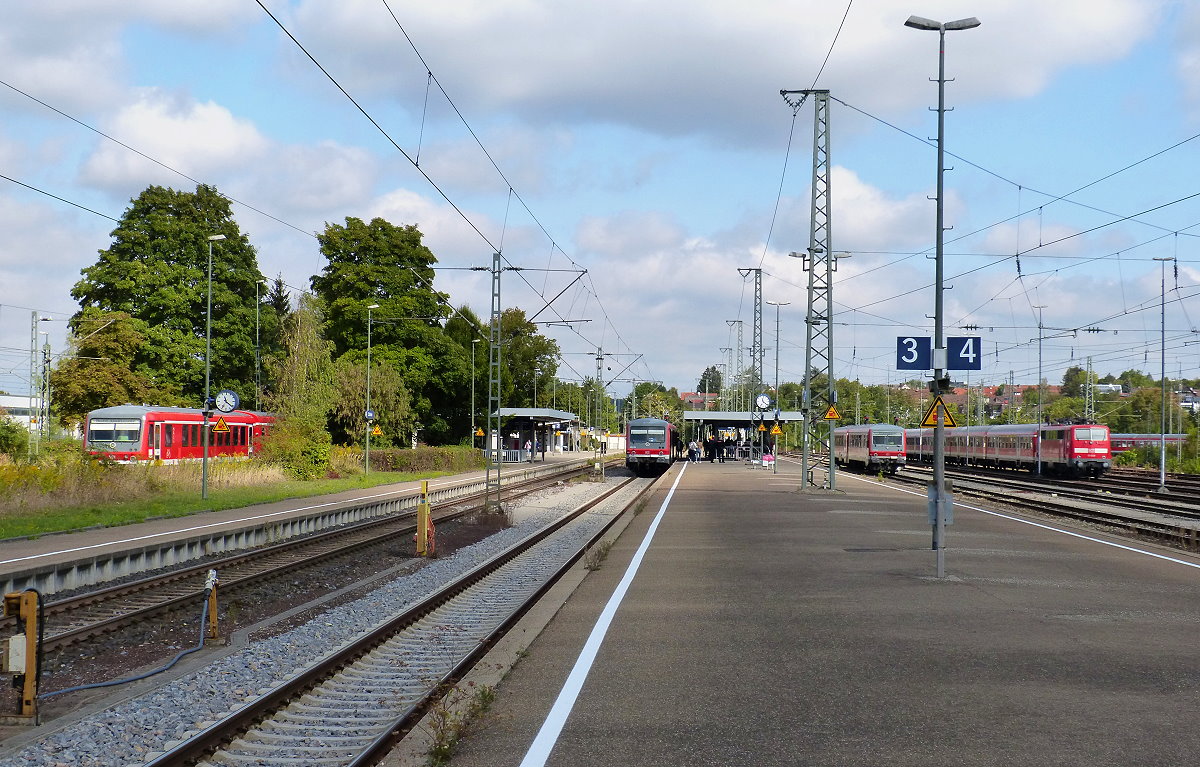 Blick über den Bahnhof Crailsheim am 05.09.2015 Im selben Moment enstand diese Teleaufnahme vom mittleren Zug: https://www.bahnbilder.de/bild/deutschland~dieseltriebzuege~br-628/1116756/viel-verkehr-am-05092015-mit-628.html