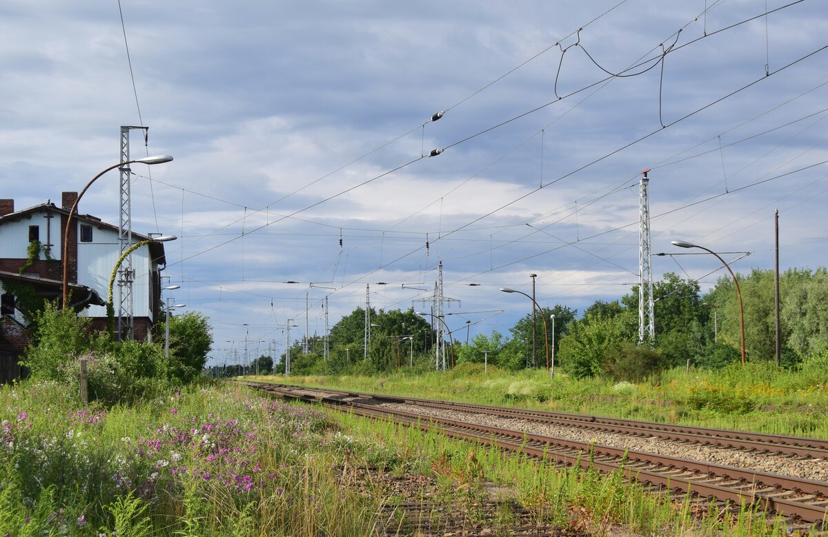 Blick über den Bahnhof Satzkorn. Noch heute zeugt vieles vom einstigen Personenhalt welcher 1993 aufgegeben wurde. Die geschwungenen Laternen zeigen wo einst die Bahnsteige sich befanden und runden die Bilder hier perfekt ab.

Satzkorn 16.07.2020