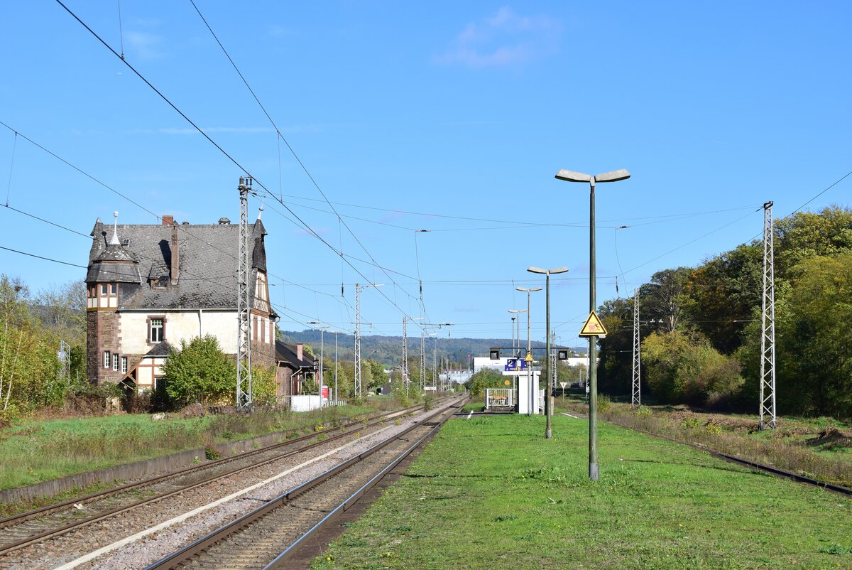 Blick über den Bahnhof Ürzig (DB). Besonders auffällig ist hier das markante Empfangsgebäude. Unten befand sich einst Wartsaal und Fahrkartenschalter sowie das Stellwerk. Das Stellwerk wird heute fern bedient und oben wird das Gebäude noch bewohnt.

Ürzig 01.11.2022