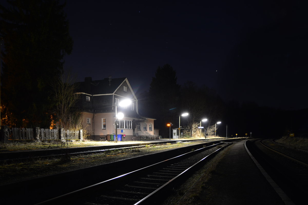 Blick über den Bahnhof Würgendorf am Abend des 24.3.2018. Samstags fährt hier um 18:43 bereits der letzte Zug. Schon kurz danach ist hier Streckenruhe und die Stellwerke und Posten sind bis zum nächsten Morgen unbesetzt. Seit 2015 sollte die Strecke samt Bahnhöfe umgebaut werden jedoch ist bislang nichts passiert. 

Würgendorf 24.03.2018