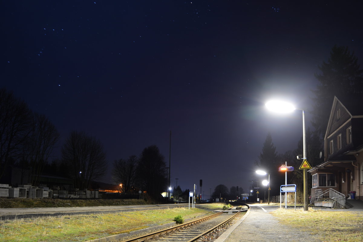 Blick über den Bahnhof Würgendorf am Abend des 24.3.2018. Samstags fährt hier um 18:43 bereits der letzte Zug. Schon kurz danach ist hier Streckenruhe und die Stellwerke und Posten sind bis zum nächsten Morgen unbesetzt. Seit 2015 sollte die Strecke samt Bahnhöfe umgebaut werden jedoch ist bislang nichts passiert. 

Würgendorf 24.03.2018