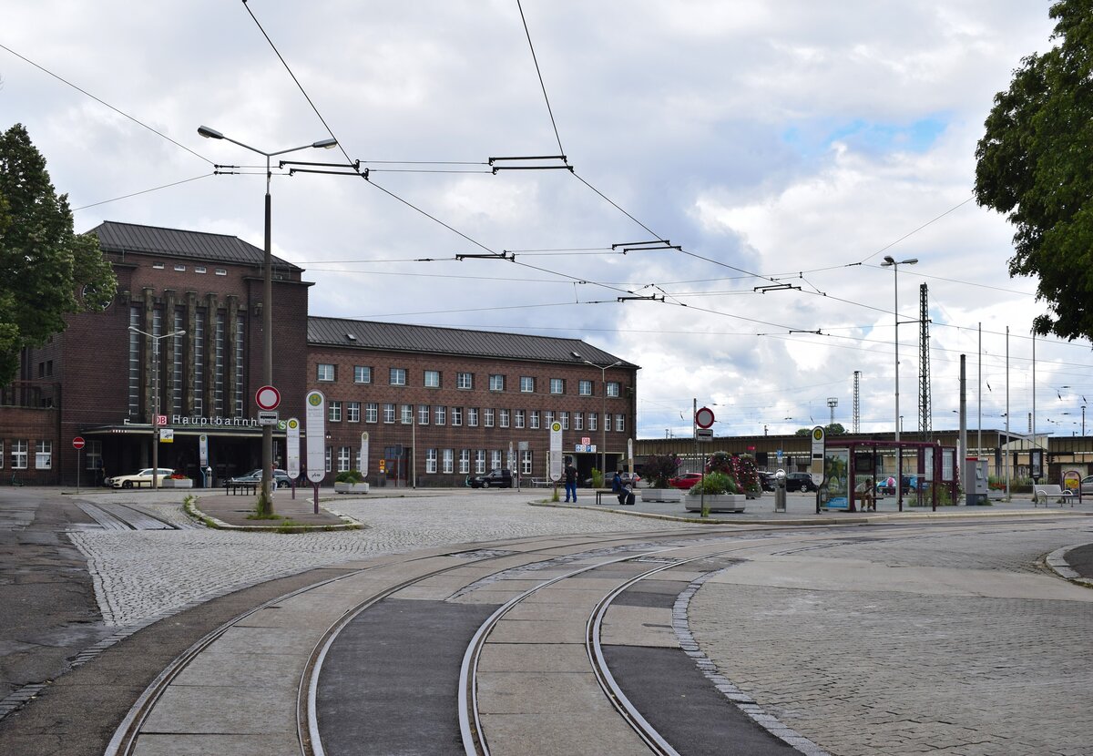 Blick über den Bahnhofsvorplatz des Zwickauer Hauptbahnhofs sowie auf die Straßenbahn Haltestelle. Die Strecke zum Hauptbahnhof ist jedoch seit dem 13.12.2019 wegen Oberbaumängel gesperrt.

Zwickau 28.07.2023