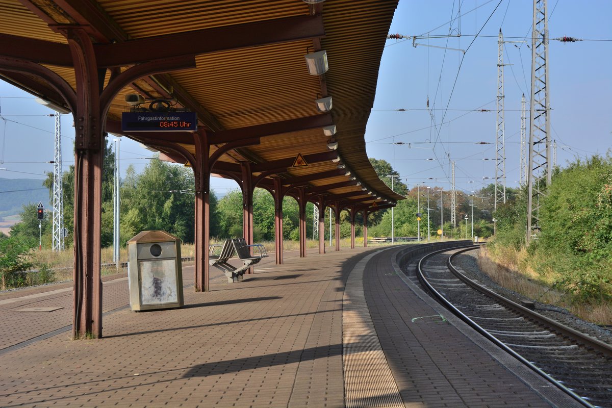 Blick über den Bahnsteig in Bahnhof Wolkramshausen auf der Strecke Nordhausen Eichenberg.

Wolkramshausen 09.08.2018