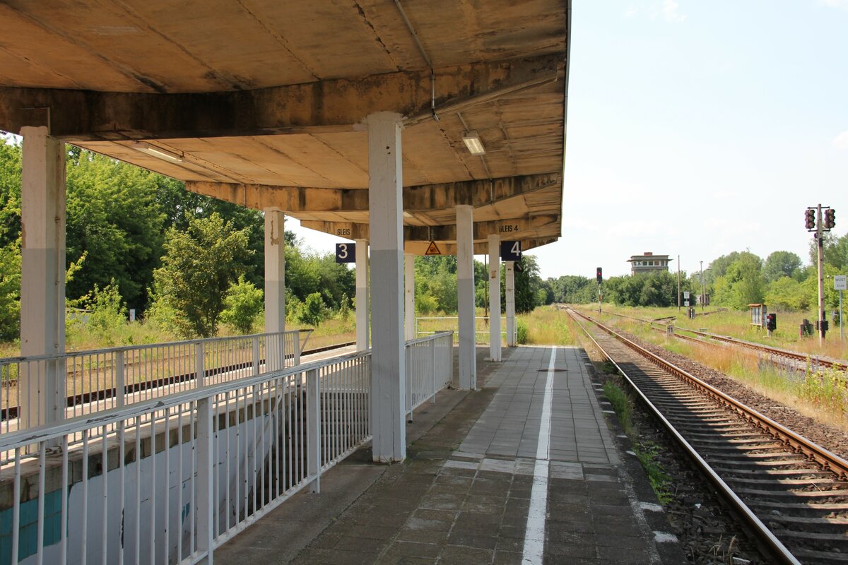 Blick über den Bahnsteig in Braunsbedra am 18.06.2023.