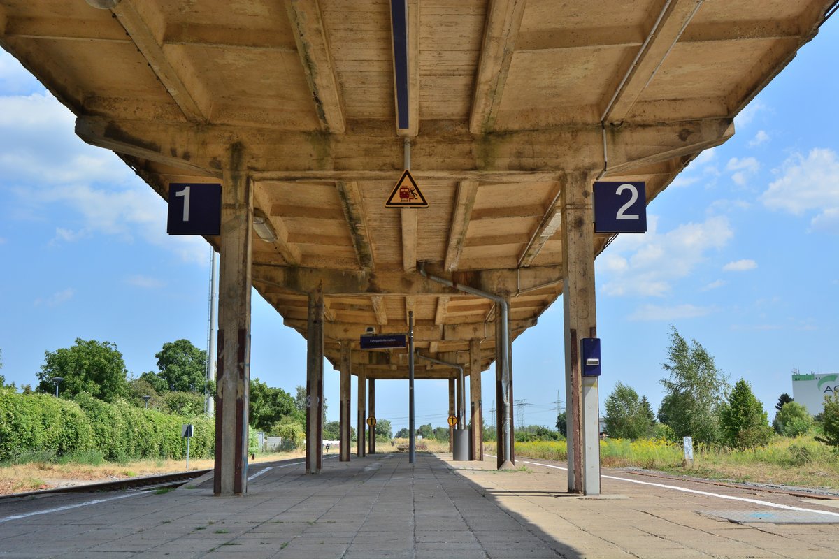 Blick über den Bahnsteig in Frankleben. Einst ar hier auch ein großer Güterbahnhof. Davon ist heute jedoch nichts zu sehen.

Frankleben 07.08.2018