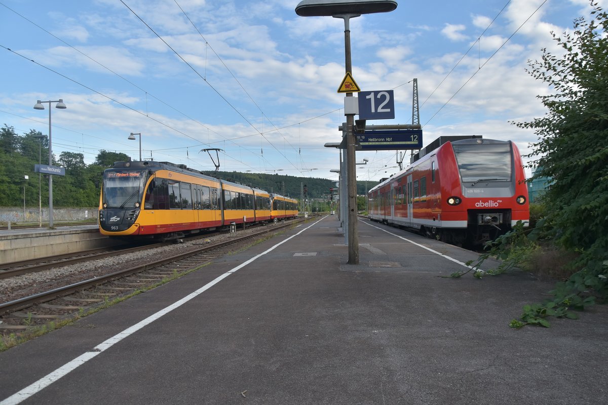 Blick über den Bahnsteig Gleis 12. Auf Gleis 2 fährt gerade ein aus Heilbronn Hbf kommende S41 Doppeleinheit ein, die nach einigen Minuten Aufenthalt und dem Umstieg des Tf in Richtung Mosbach Baden fahren wird. Auf Gleis 12 steht ein von Abellio angemieteter 426 der um 18:19Uhr als RB 10a wieder nach Heilbronn Hbf zurückfahren wird. Neckarelz den 8.Juni 2020

