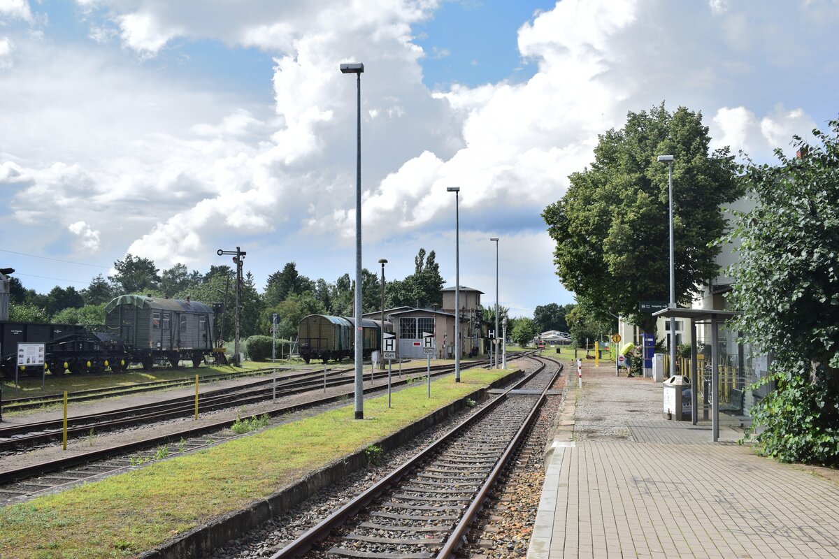 Blick über den Bahnsteig in Rheinsberg. Lediglich 6 Zugpaare fahren hier am Tage. Die Infratruktur der Strecke nach Löwenberg gehört hier der RegioInfra.

Rheinsberg 26.07.2023