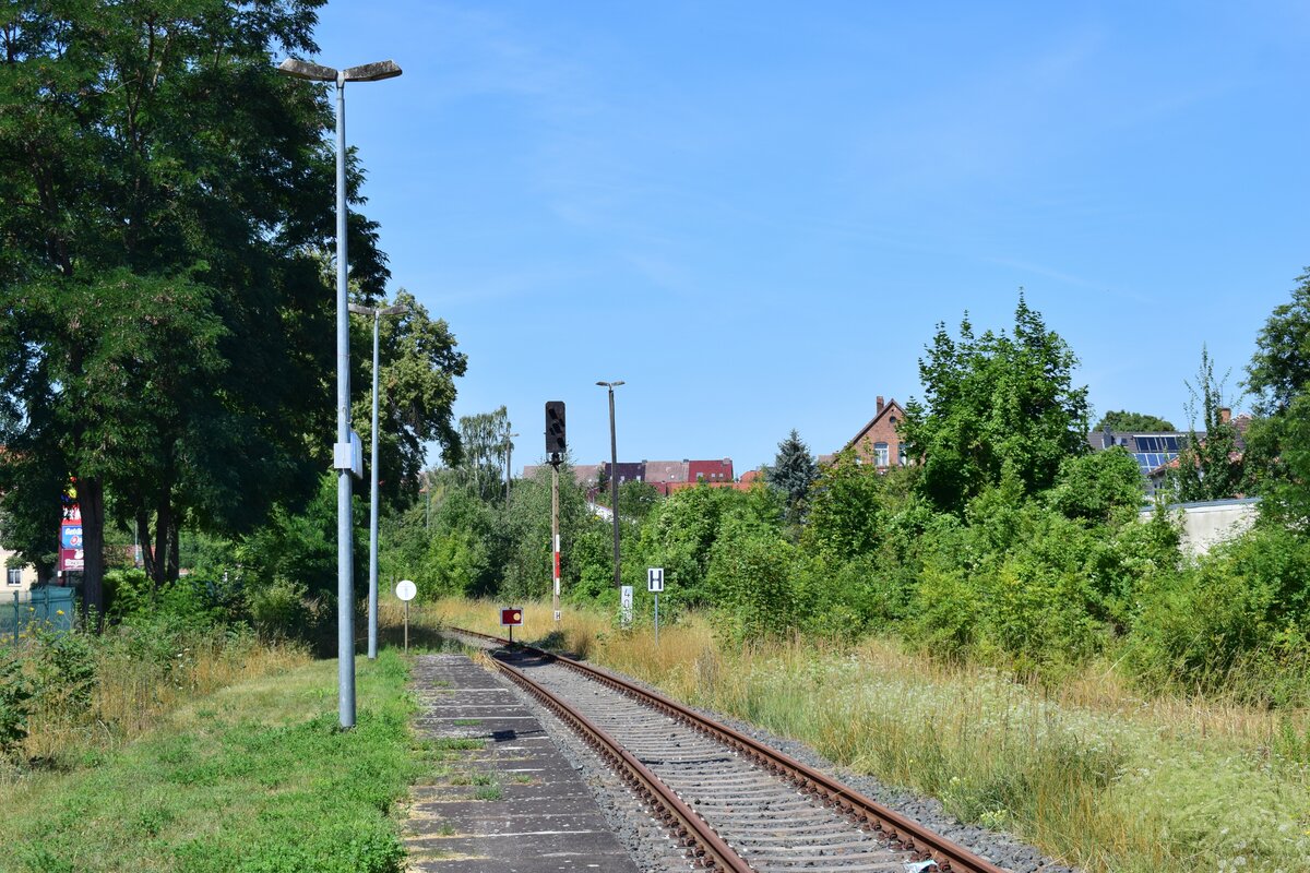 Blick über den Bahnsteig in Roßleben. Ab hier ist die Strecke gesperrt. Seit Ende 2006 ist hier der Nahverkehr eingestellt. Es finden gelegendlich Sonderfahrten von Wangen aus statt. Der Abschnitt Nebra - Artern gehört heute der Deutschen Reginaleisenbahn DRE. 

Roßleben 30.07.2020
