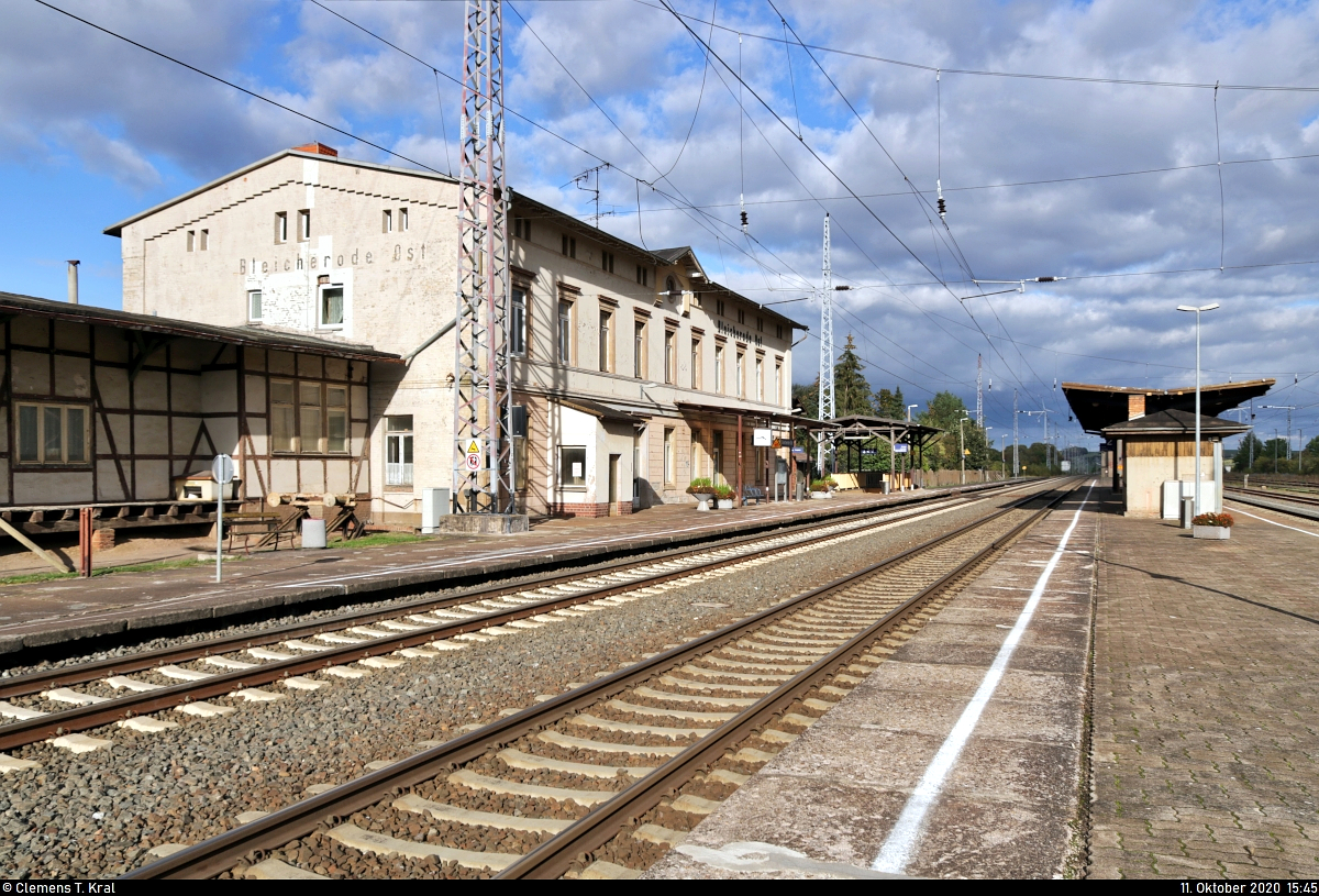 Blick über die Bahnsteiganlagen inkl. Empfangsgebäude des Bahnhofs Bleicherode Ost.

🚩 Bahnstrecke Halle–Hann. Münden (KBS 600)
🕓 11.10.2020 | 15:45 Uhr