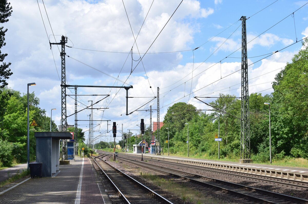 Blick über die Bahnsteige und den Bahnhof Dreileben Drackenstedt. 1993 wurde die Strecke zwischen Magdeburg und Helmstedt mit allen Bahnhöfen und Haltepunkten grundlegend moderisiert und elektrifiziert. Alle Bahnsteige wurden erneuert und die Strecke mit ESTW Technik ausgestattet. Bis heute hat sich hier nichts getan und die Bahnhöfe strahlen den modernen Charme der 90er Jahre aus.

Dreileben Drackenstedt 17.07.2023