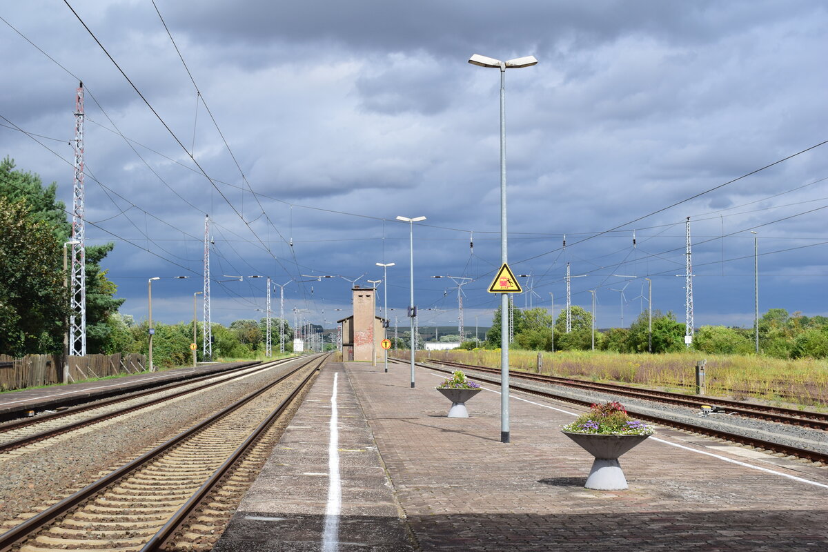 Blick über die Bahnsteige und Gleisanlagen in Richtung Nordhausen.

Bleicherode Ost 16.08.2021