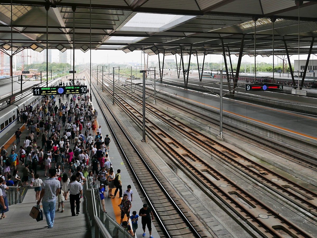 Blick über die Bahnsteige in Suzhou, 17.8.15 

Wen man sieht, welche Massen in einen Zug steigen, wird verständlich, wieso die Reisenden nur Zugweise auf den Bahnsteig gelassen werden. Und es fährt dort alle paar Minuten ein Hochgeschwindigkeitszug, häufiger als bei uns manche S-Bahn.