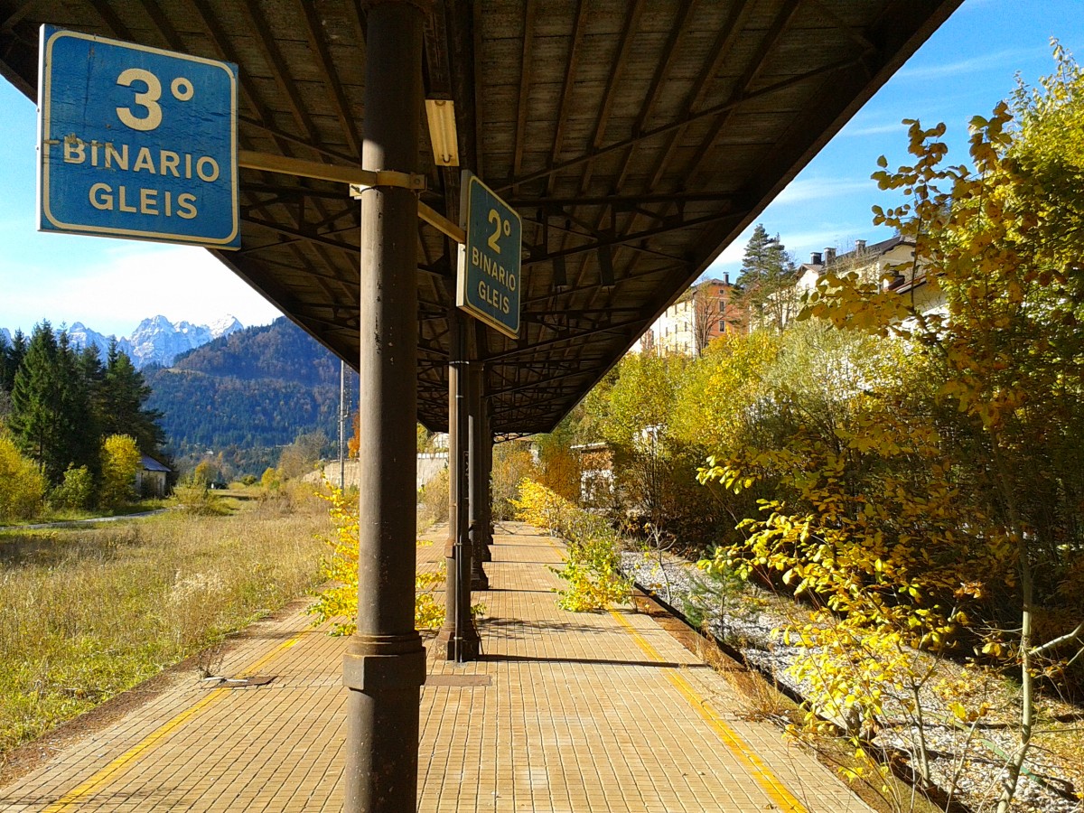 Blick über den Banhsteig 2/3 im ehemaligen Bahnhof Tarvisio Centrale. Aufgenommen am 25.20.2015.