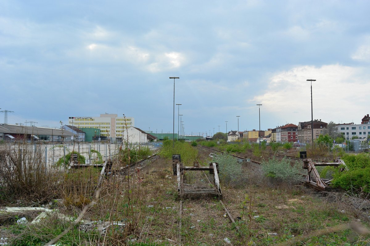 Blick über den ehemaligen Hauptgüterbahnhof von Nürnberg. Einst war hier ein großer Umschlagplatz. Heute erinnern nur noch die leerstehenden Gebäude und die verwachsenen Gleisen an die einstige Bedeutung dieses Güterbahnhofes.

Nürnberg 13.04.2017