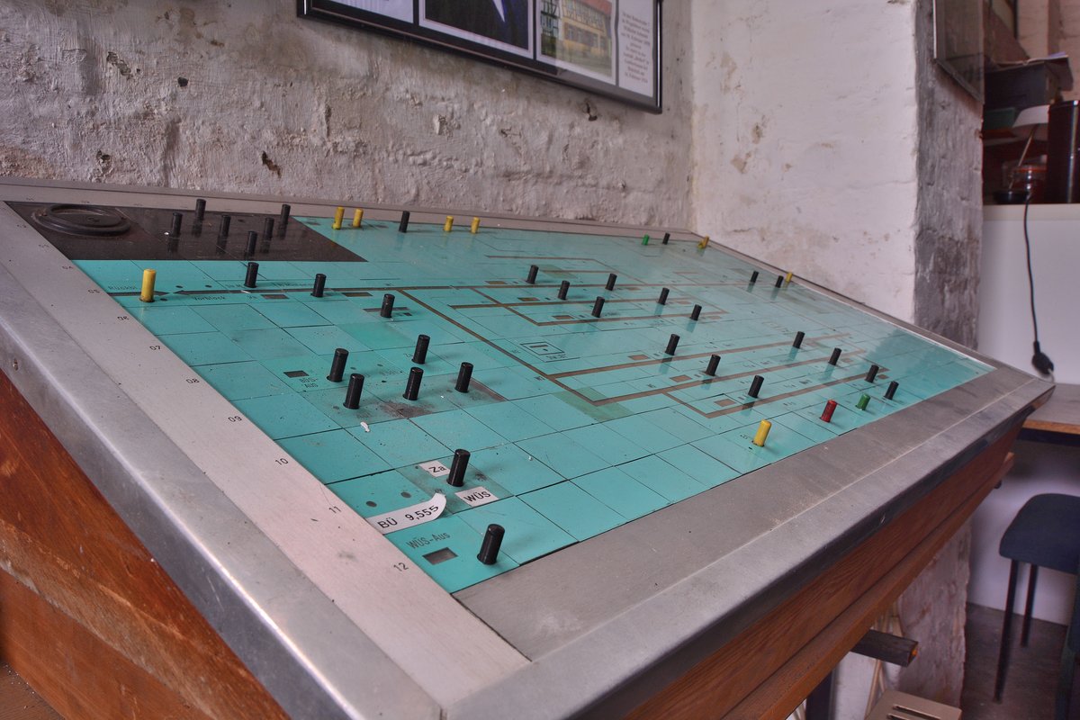 Blick über einen Gleisbild Bedientisch vom ehemaligen Bahnhof Hüttenrode.
Der Tisch steht heute im Lokschuppen Rübeland.

Rübeland 08.08.2018